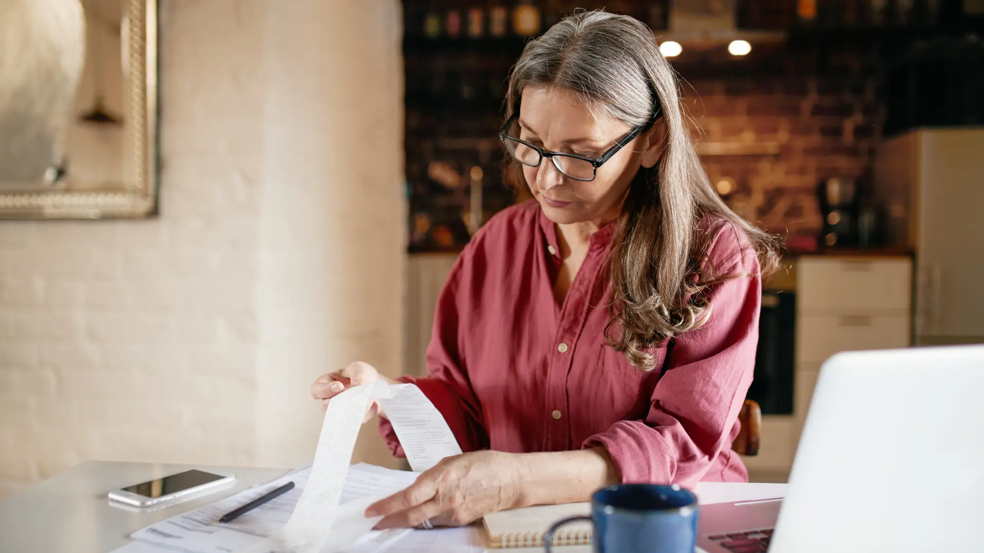 Cette femme intérimaire, calcule sa prochaine paie.