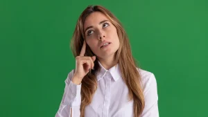 Femme intérimaire se pose des questions sur son indemnité de fin de mission en intérim d'insertion