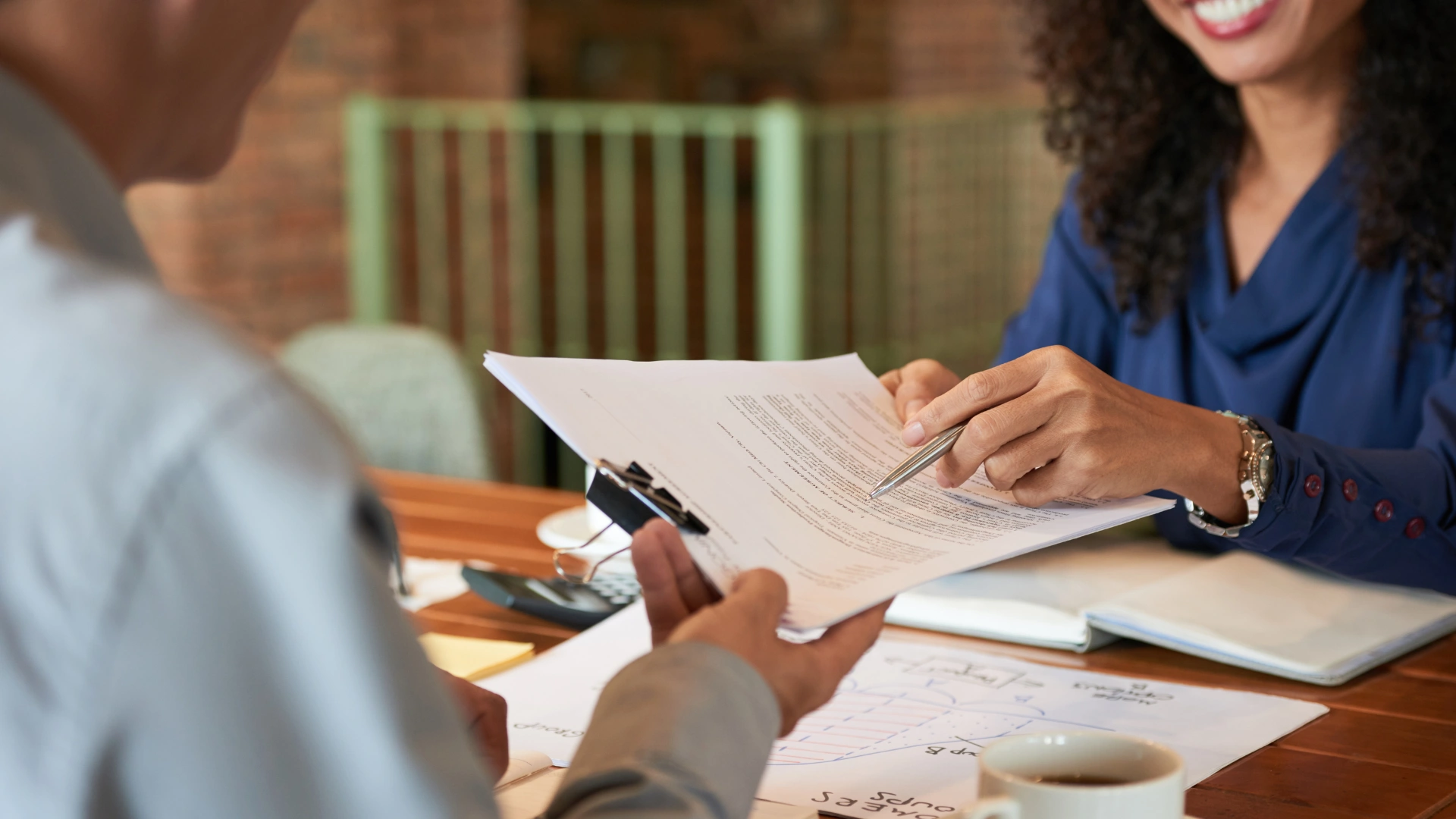 Une intérimaire signe son nouveau contrat en CDII
