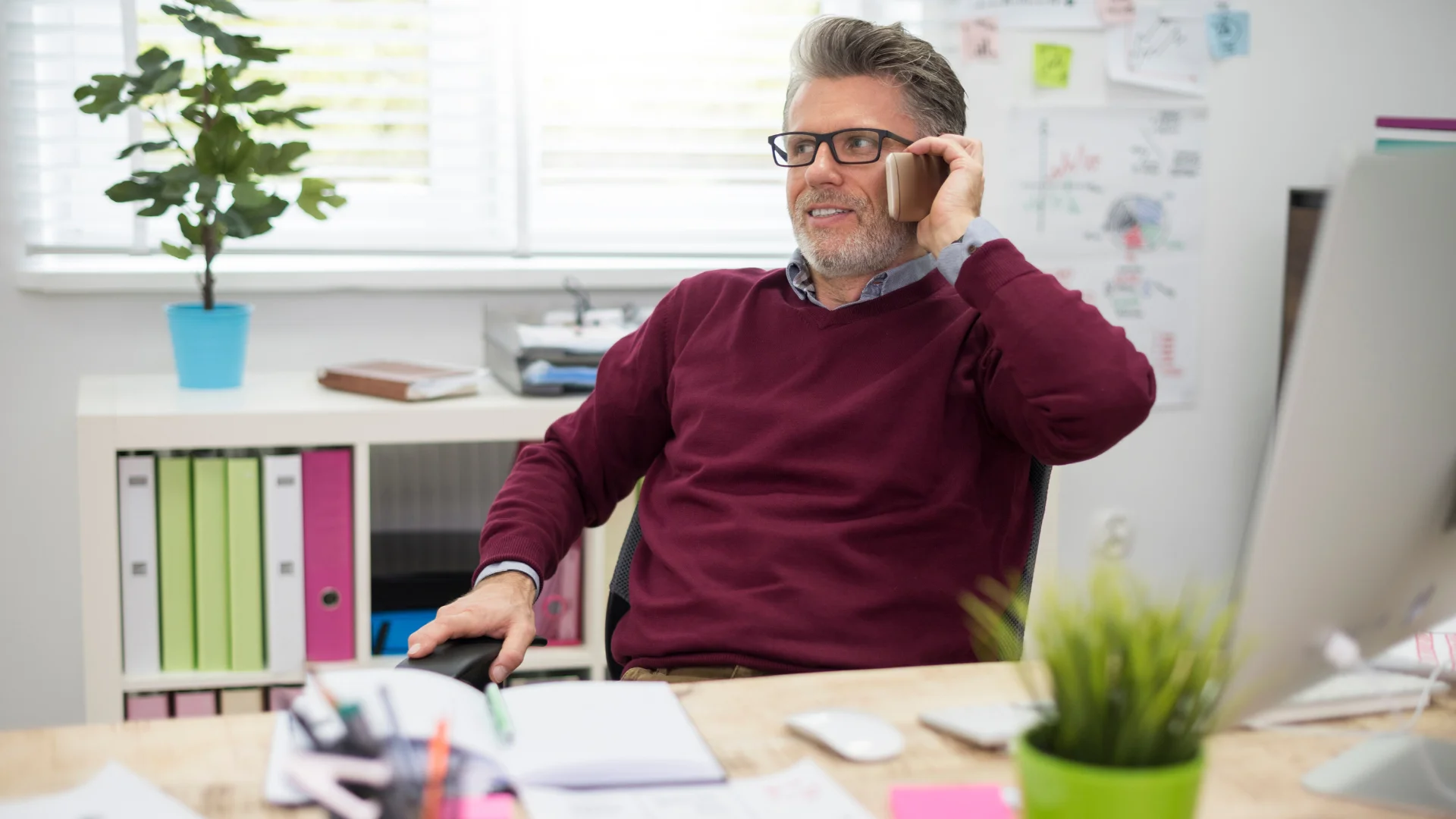 Cet homme travail au sein d'une entreprise d'intérim par l'insertion