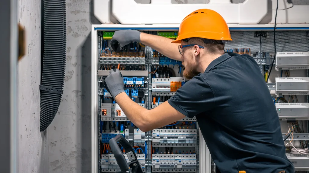 Cet électricien est en contrat d'intérim d'insertion