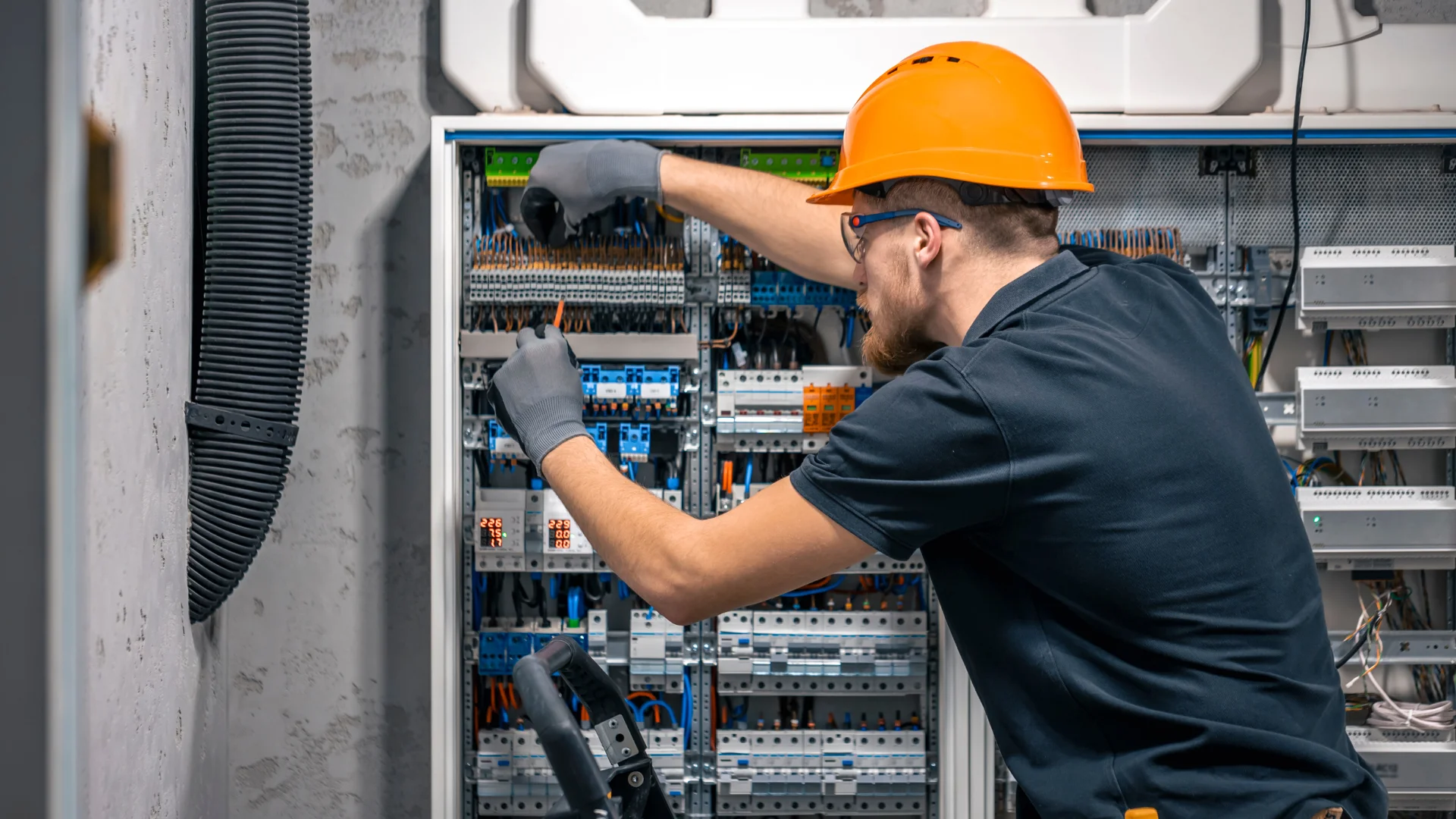 Cet électricien est en contrat d'intérim d'insertion