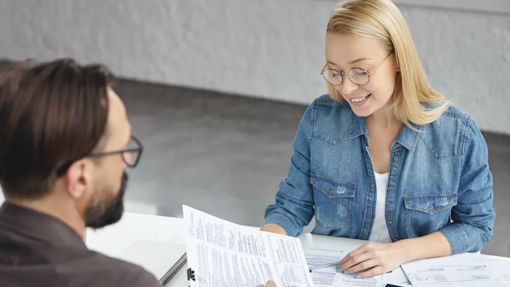 Ces personnes signent un contrat d'intérim