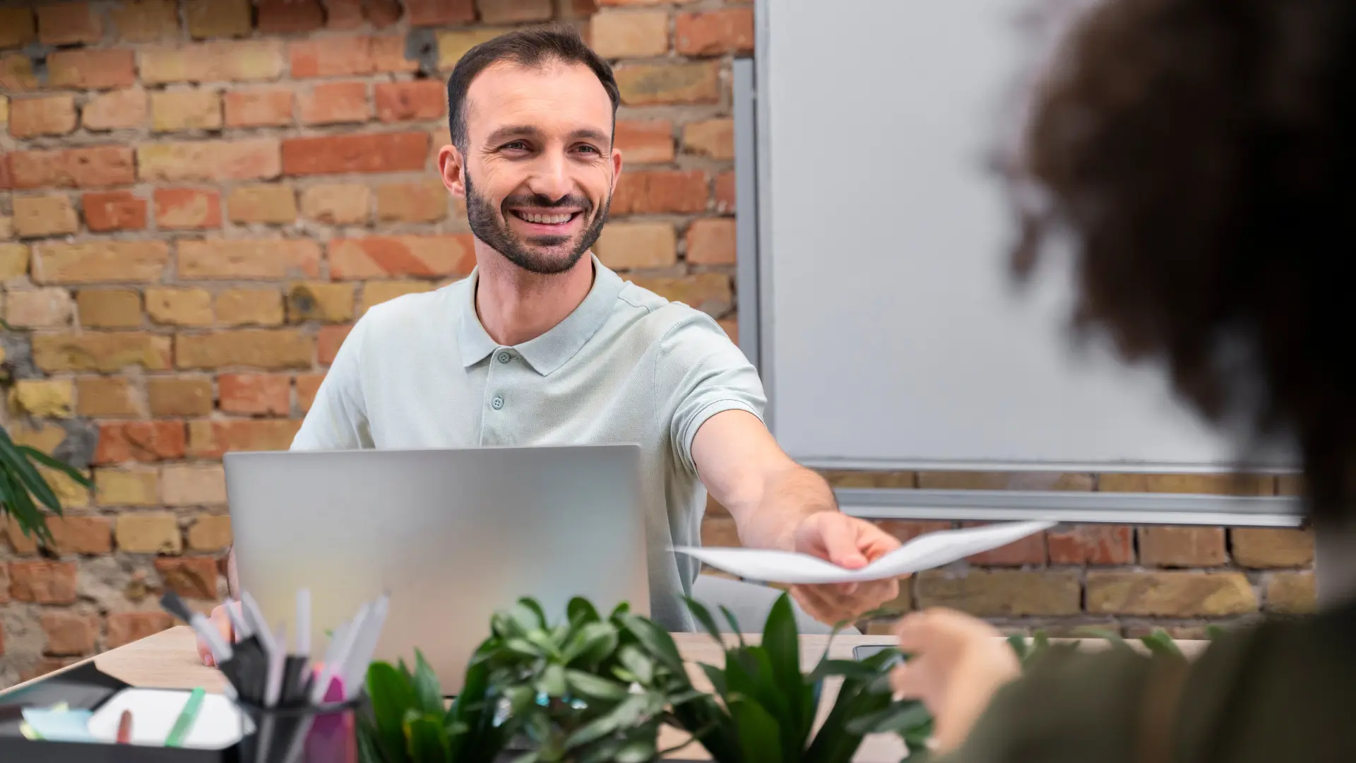 Cet agent accueil une nouvelle intérimaire